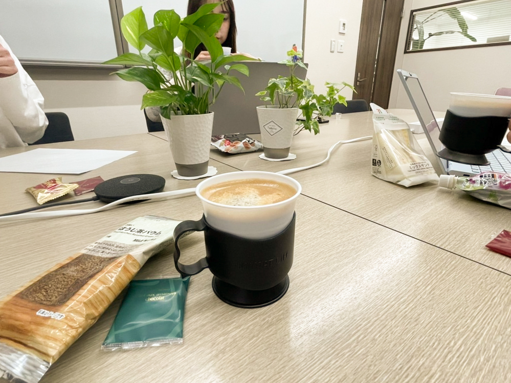 コーヒーやお菓子と共にイベントをする雰囲気のイメージ図