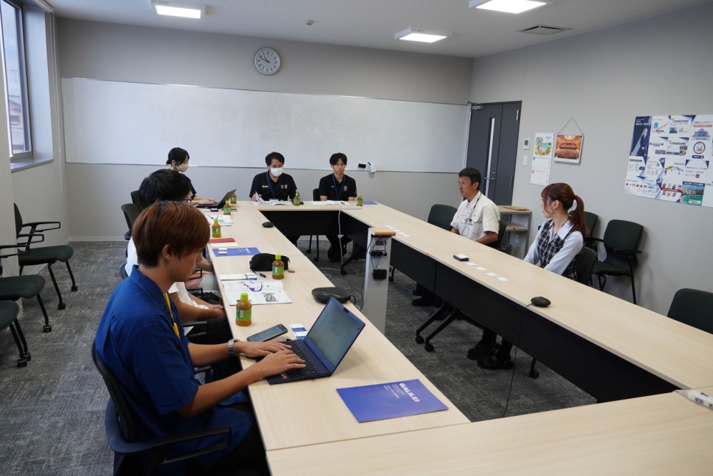 インタビューの様子。右側に座っているのが、ショウケンガリレイの片山 聡さんと羽田 琴菜さん
