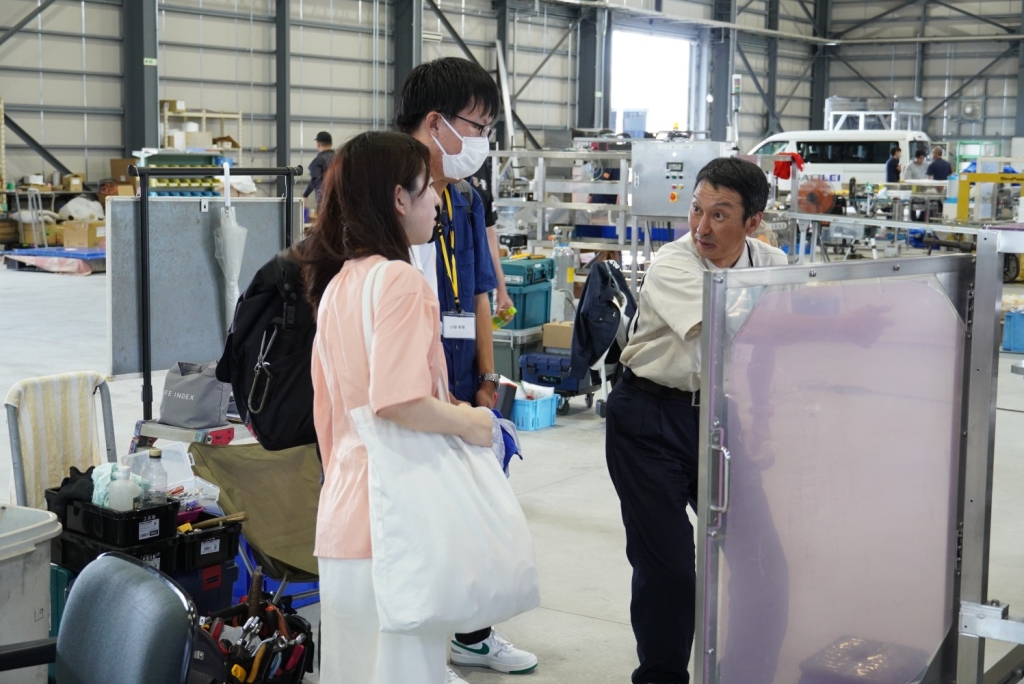 ショウケンガリレイの工場内。片山さんが機械の紹介をしている