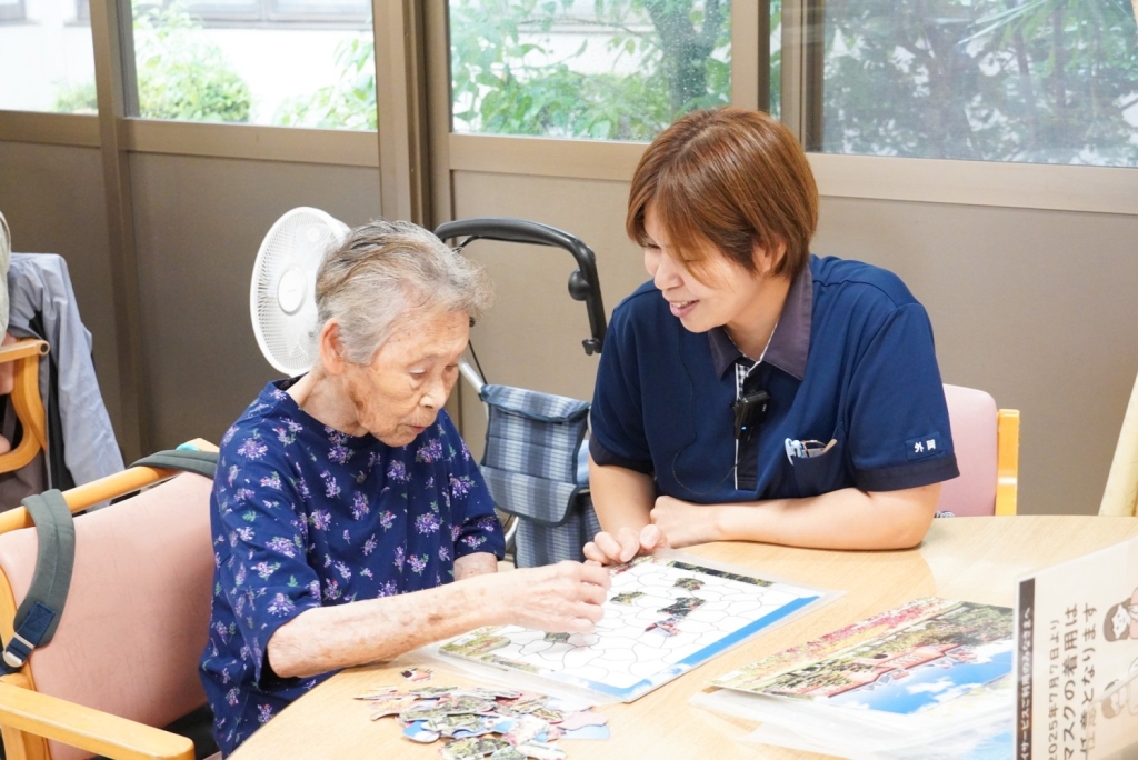 利用者さんと遊ぶ外岡さん