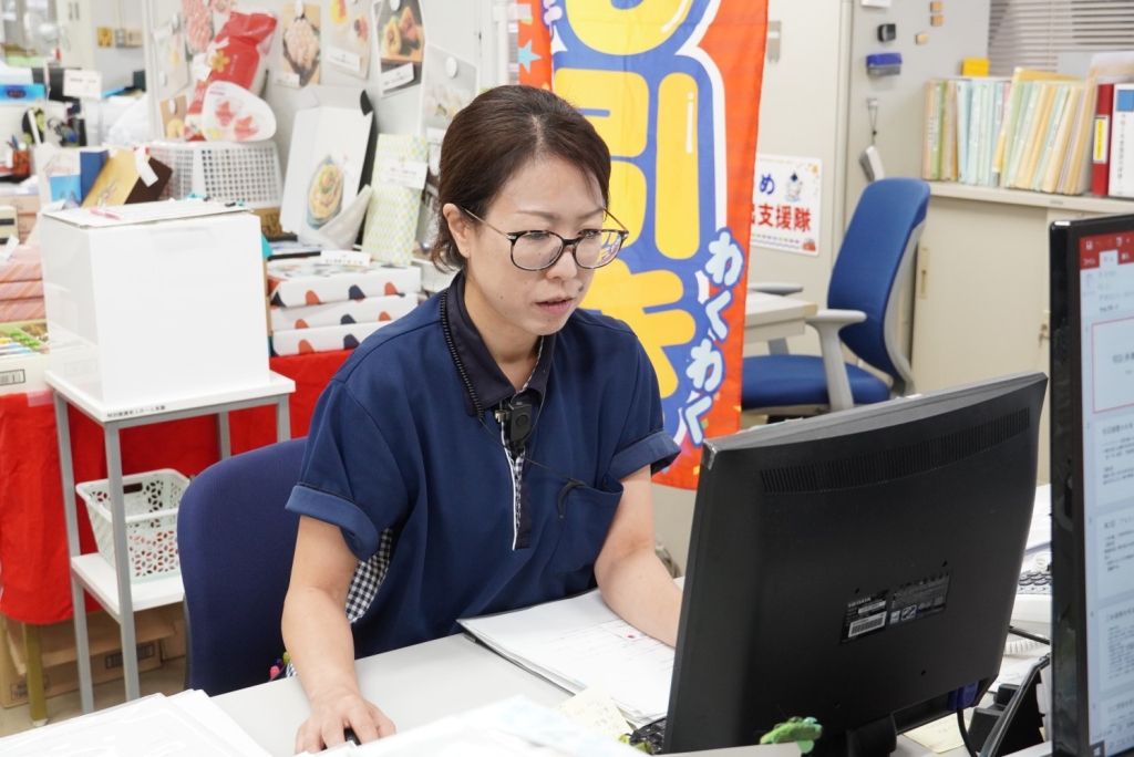 仕事中の内野さん