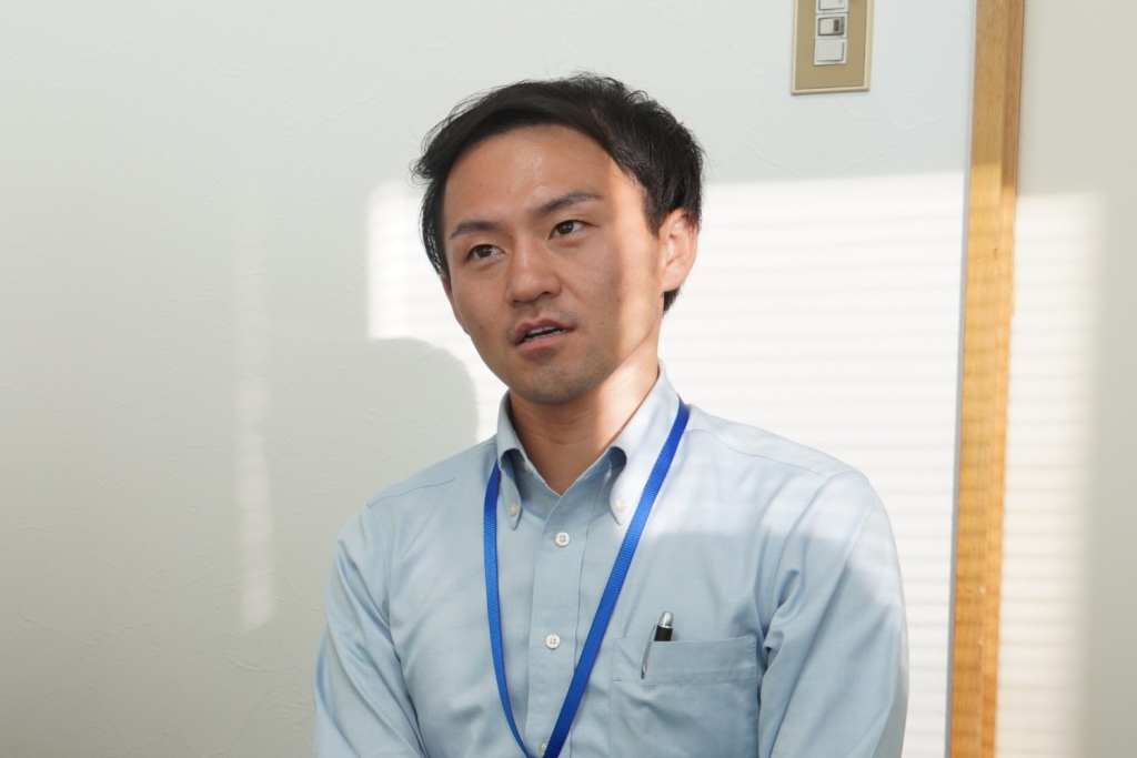 会社の事業や特徴を紹介する、営業部人事担当の櫻井さん